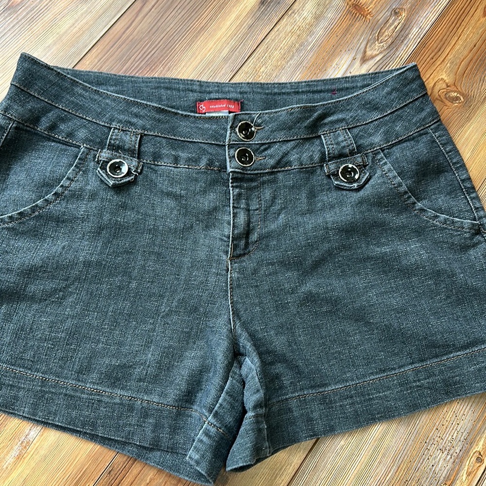 Super cute size 16 shorts. Great buttons and details